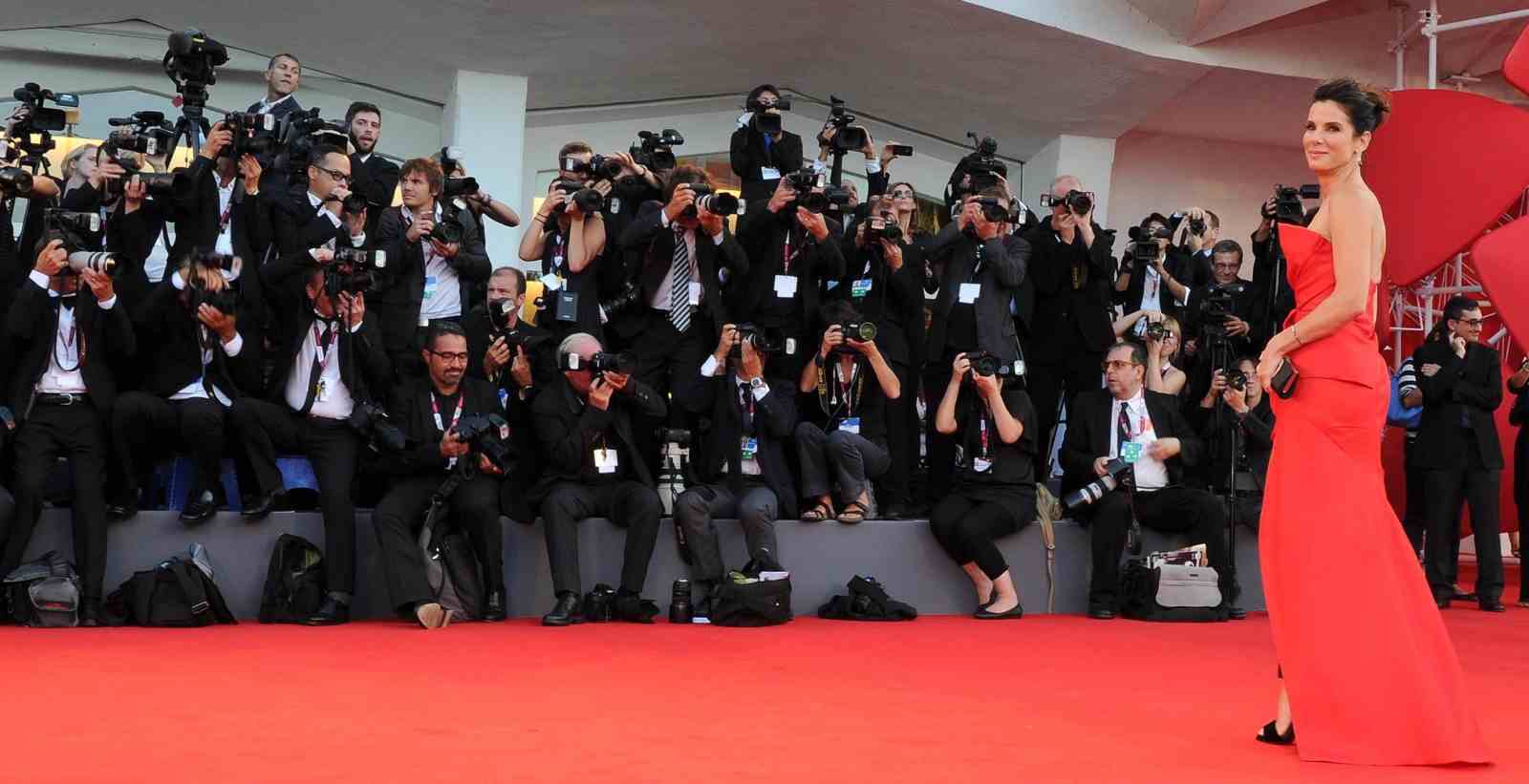 Получивший огромную известность обнаруженный. Венецианский кинофестиваль Джоли. Синди Кроуфорд Венецианский кинофестиваль. Фотографы на красной дорожке.