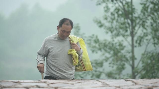 背骨头的人